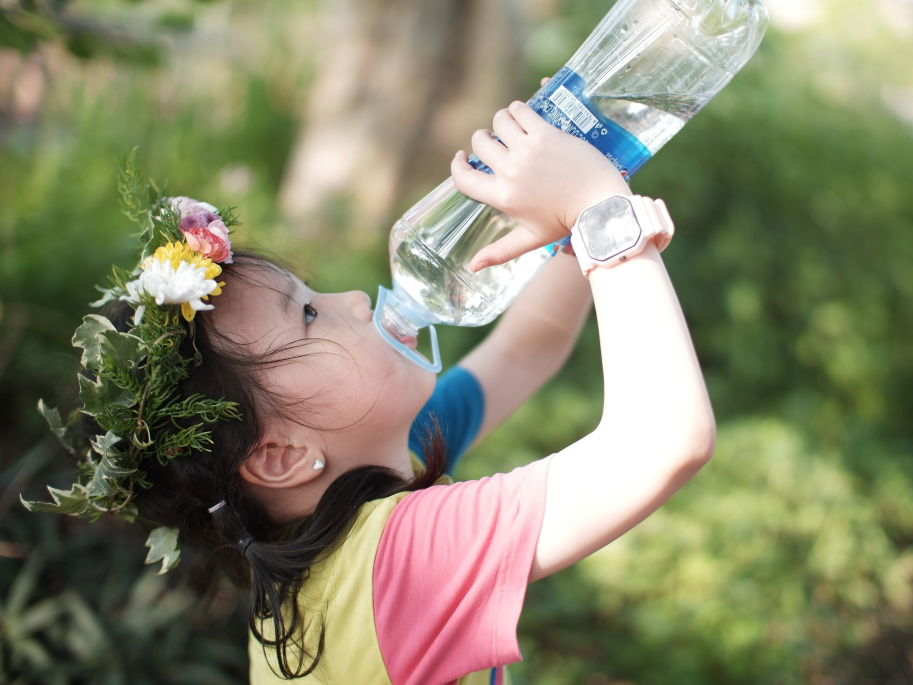 Water en woorden workshop drinken water drinken, sparkling, still, waterfles, kind drinken, gezond hydrateren, spa, prikkels, bruisend, bloemen, pesten, gepest, pest, scholen, school, basisschool, voortgezet onderwijs, bo, vo, onderwijs, universiteit, hogeschool, enschede, twente, overijssel, borne, hengelo, almelo, wierden, nijverdal, raalte, zwolle, lierderholthuis, denekamp, oldenzaal, ootmarsum, achterhoek, tieners, kinderen, volwassenen, jong, oud, workshop, les, lessen, bijleren, bijscholen
